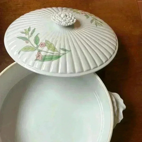 Shafford Herbs And Spices Porcelain Round Covered Casserole Dish 2 1/2 Quart - Picture 2 of 9